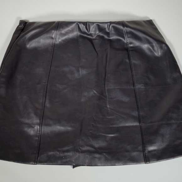 Abercrombie & Fitch black faux leather mini skirt skort M - Picture 3 of 5